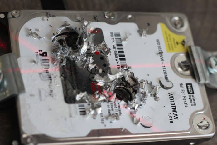 physische Zerstörung einer Festplatte durch Bohrer (c) Attingo Datenrettung