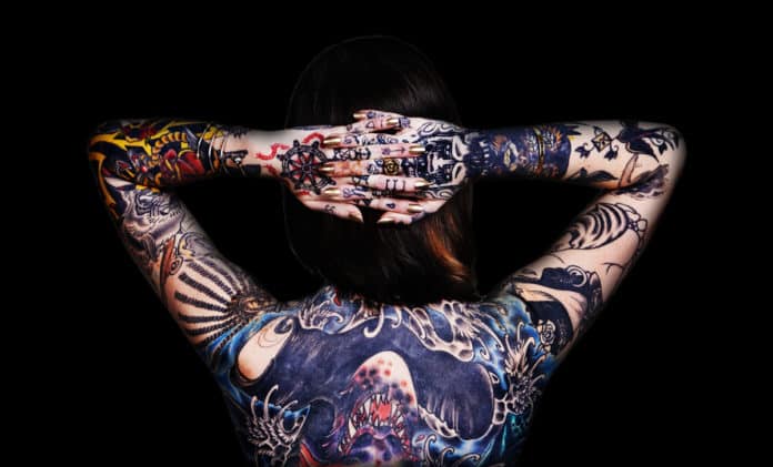 tattoo-netzwerk-ruecken-bunt