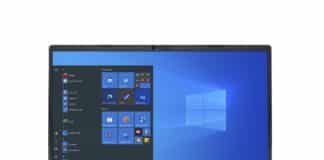 Zu sehen ist ein aufgeklapptes und eingeschaltetes Notebook. Auf dem Display sieht man die Startseite von Windows 10.