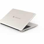 Ein Notebook mit silber-goldenem Gehäuse, es ist fast zugeklappt, die hintere Seite schaut nach vorne