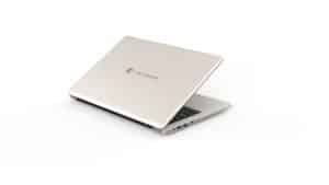 Ein Notebook mit silber-goldenem Gehäuse, es ist fast zugeklappt, die hintere Seite schaut nach vorne