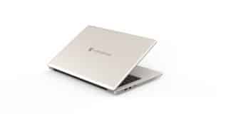 Ein Notebook mit silber-goldenem Gehäuse, es ist fast zugeklappt, die hintere Seite schaut nach vorne