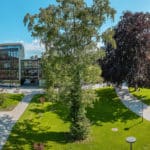 Durch den Erhalt und Ausbau ihrer Grünflächen trägt die FH Kufstein Tirol mit ihrem grünen Campus nicht nur zu einem gesunden Klima bei, sondern lädt Studierende und Anwohner:innen zum Verweilen ein.