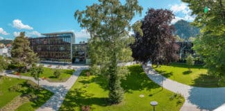 Durch den Erhalt und Ausbau ihrer Grünflächen trägt die FH Kufstein Tirol mit ihrem grünen Campus nicht nur zu einem gesunden Klima bei, sondern lädt Studierende und Anwohner:innen zum Verweilen ein.