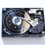 Zerkratzte und nasse Magnetscheibe einer Festplatte