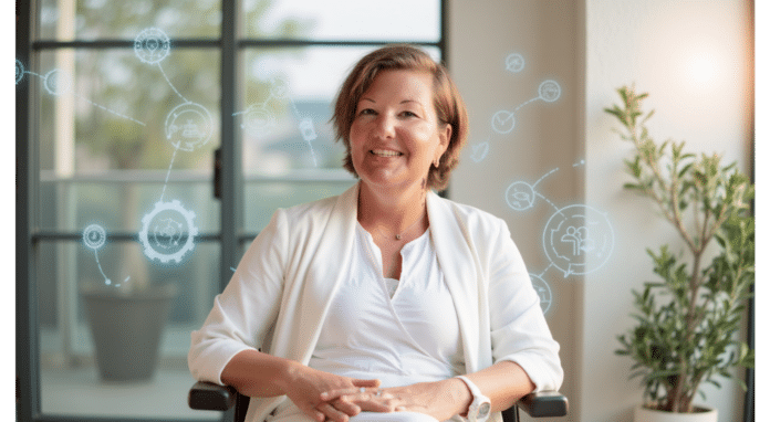 Franziska Gostner Effizienzsteigerung ESSENTIAE Eine lächelnde Frau in einem weißen Outfit sitzt entspannt in einem modernen Büro mit großen Fenstern. Im Hintergrund schweben digitale Symbole, die Themen wie Technologie, Vernetzung und Digitalisierung darstellen. Eine grüne Pflanze steht rechts neben ihr, was eine angenehme, natürliche Atmosphäre schafft.